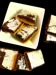 டபுள் லேயர் சாக்கோ வேர்க்கடலை பர்ஃபி (Double layer peanut burfi recipe in tamil) செய்முறை முக்கிய புகைப்படம்