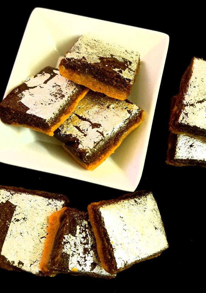 டபுள் லேயர் சாக்கோ வேர்க்கடலை பர்ஃபி (Double layer peanut burfi recipe in tamil) செய்முறை முக்கிய புகைப்படம்
