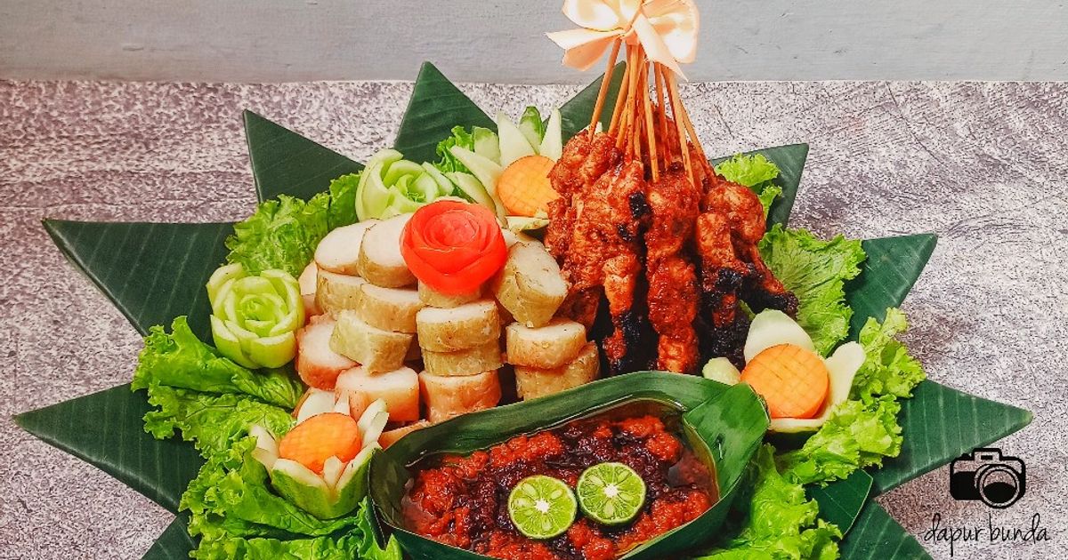 Sate ayam (tumpeng)