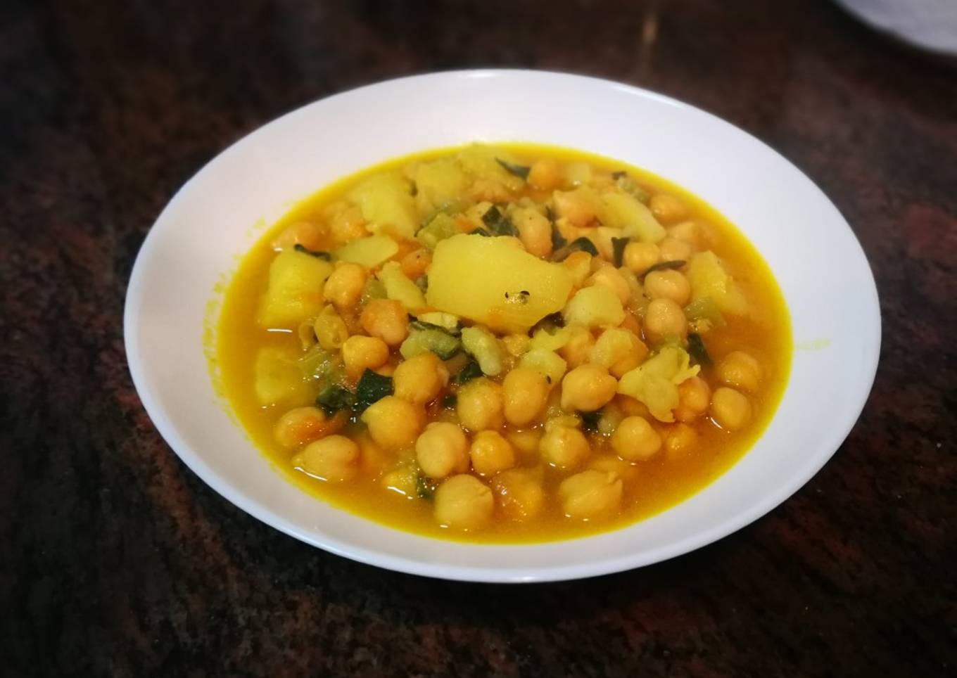 Garbanzos caldoso al curry y cúrcuma