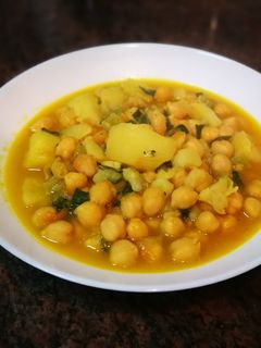 Una foto de Garbanzos caldoso al curry y cúrcuma