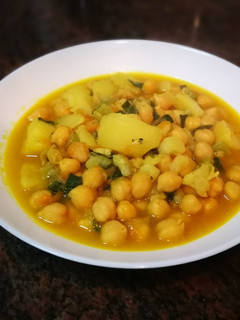 Una foto de Garbanzos caldoso al curry y cúrcuma