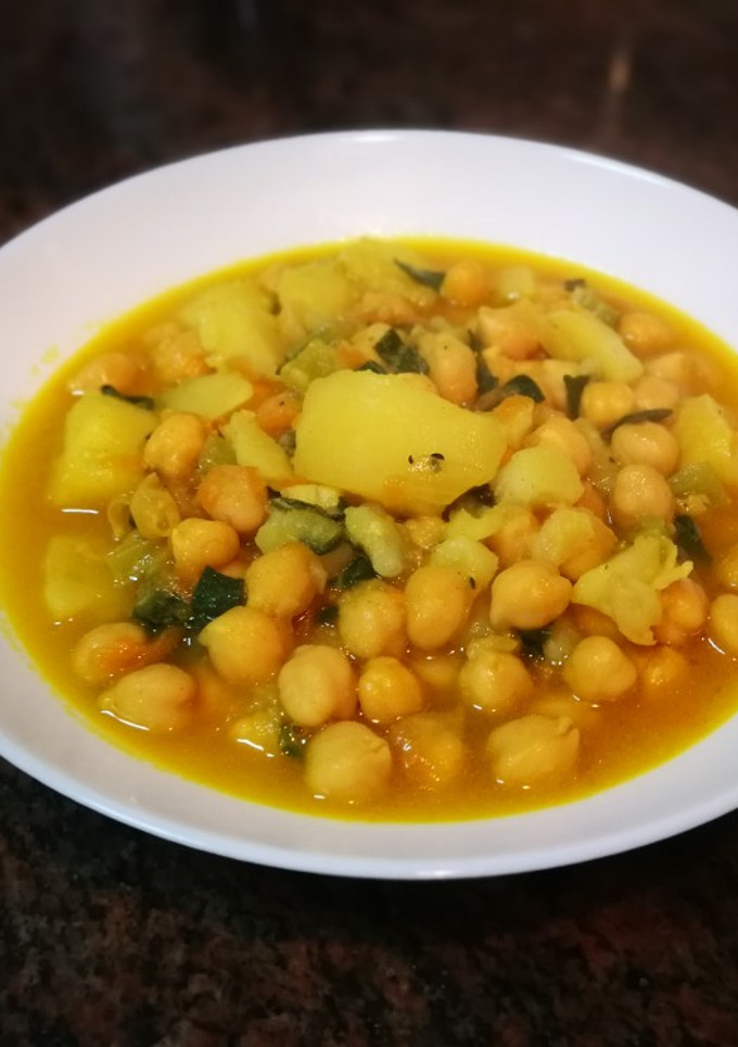 Una foto de Garbanzos caldoso al curry y cúrcuma
