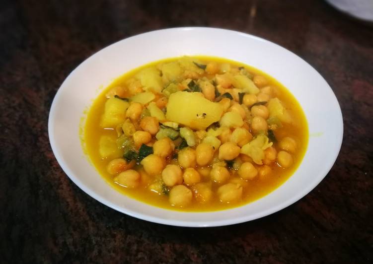 Garbanzos caldoso al curry y cúrcuma