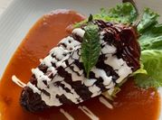 Una foto de chiles rellenos de pollo