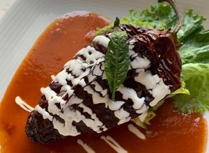 Una foto de Chile ancho relleno de queso
