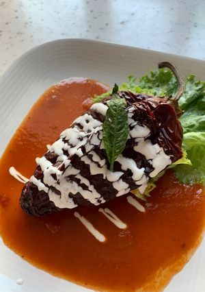 Una foto de Chile ancho relleno de queso