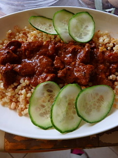 Vörösboros vaddisznó pörkölt tarhonyával recept fotója