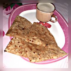 A picture of Aaloo Paratha with doodh patti.