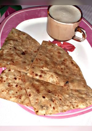A picture of Aaloo Paratha with doodh patti.