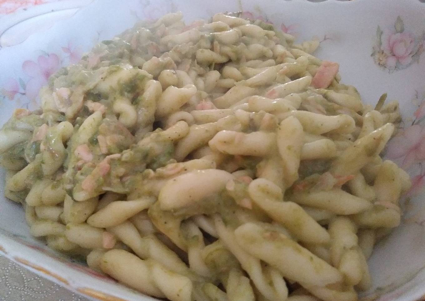 Fresh pasta with salmon and asparagus