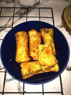 A picture of Egg and cheesy bread rolls.