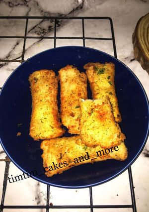 A picture of Egg and cheesy bread rolls.