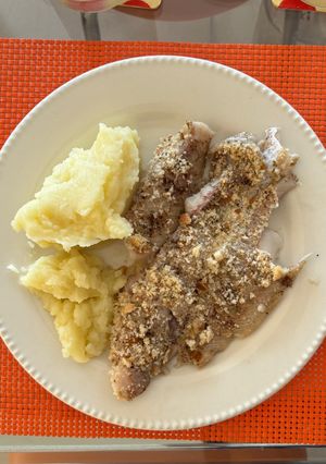 Una foto de Pescado al horno con puré