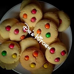 A picture of M &M COOKIES.