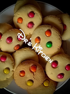 A picture of M &M COOKIES.
