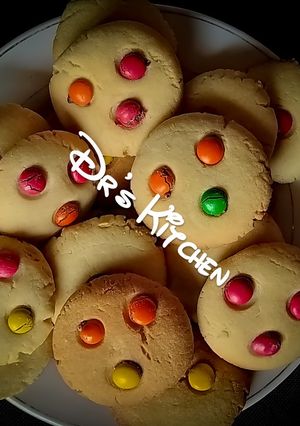 A picture of M &M COOKIES.