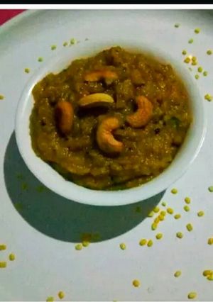मूंग दाल हलवा (Moong Dal Halwa recipe in Hindi) रेसिपी मुख्य फोटो