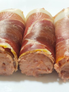 Una foto de "Canolis" de foie y membrillo