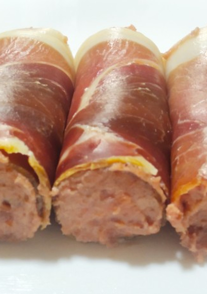 Una foto de "Canolis" de foie y membrillo