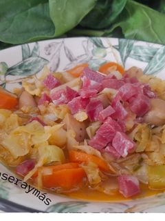 Una foto de Champiñones con col y jamón