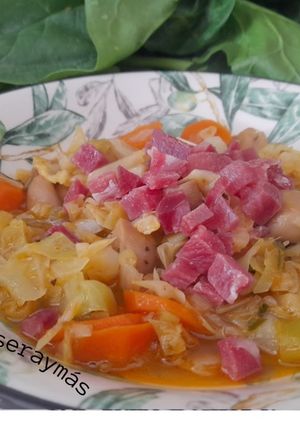 Una foto de Champiñones con col y jamón
