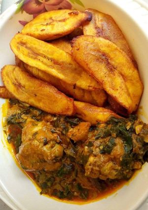 A picture of Fried plantain with sauce.