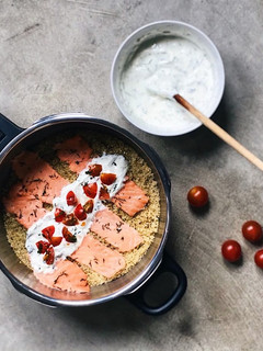Una foto de Quinoa con salmón en olla rápida. Come sano