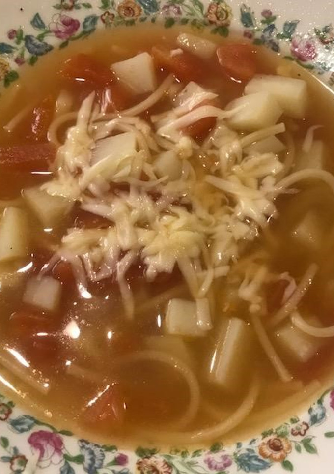 Una foto de SOPA DE PASTA CON PAPAS 🥔