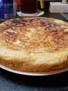 Una foto de Tortilla de patatas, atún, mozzarella y cheddar