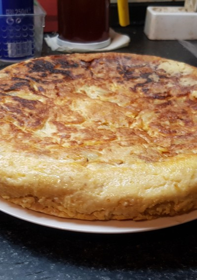 Una foto de Tortilla de patatas, atún, mozzarella y cheddar