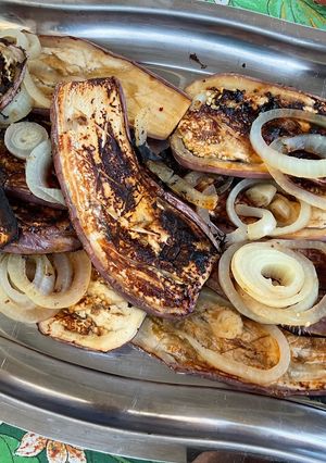 Une photo de Aubergines graffiti et oignon sauce teriyaki à la plancha