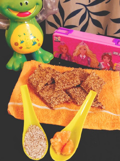 तिल गुड़ की चिक्की (til gur ki chikki recipe in Hindi) रेसिपी मुख्य फोटो