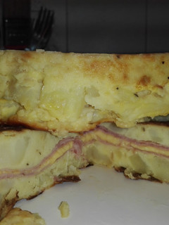 Una foto de . TORTILLA DE PAPA RELLENA