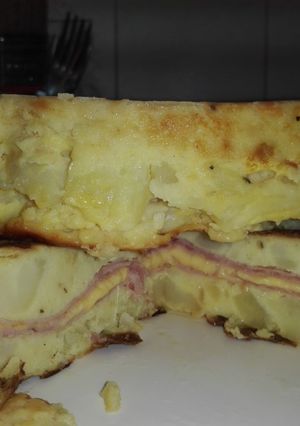 Una foto de . TORTILLA DE PAPA RELLENA