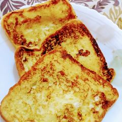 A picture of French toast.