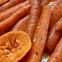 A picture of Clementine roasted carrots 🥕.