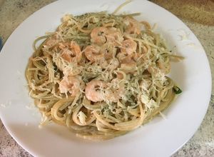 Una foto de Tallarines con salsa de camarones