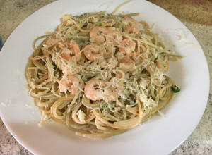 Una foto de Tallarines con salsa de camarones