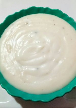 A picture of White pasta sauce.