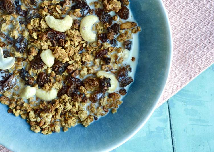 Simple Way to Make Perfect Sultana and Cashew Nut Granola