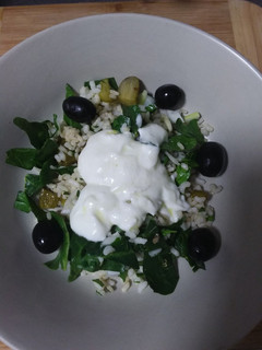Una foto de 🥗Ensalada de arroz 🍚 integral con espinacas y yogur
