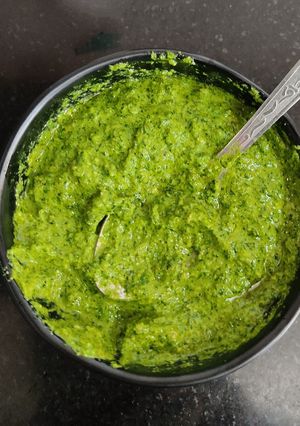 A picture of Coriander Mint Pesto Sauce.
