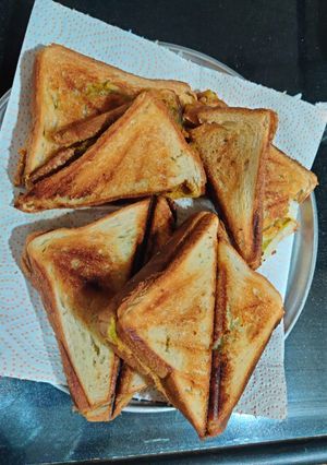 રાજકોટ ની ફેમસ કચ્છી સેન્ડવીચ (Kacchi sandwich recipe in Gujarati) રેસીપી મુખ્ય ફોટો