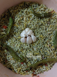 عکسی از دستور دم کردن برنج با سیر 🧄