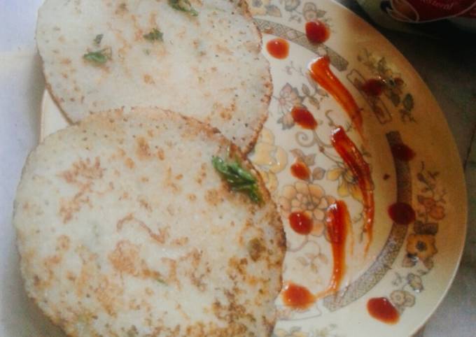 ओट्स सूजी उत्तपम (oats suji Uttapam recipe in Hindi) रेसिपी मुख्य फोटो