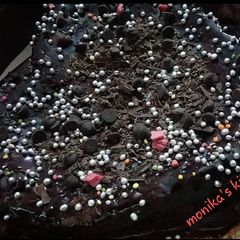 A picture of Heart shaped chocolate loaded cake.
