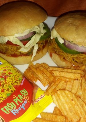 मैगी बर्गर (Maggi burger recipe in Hindi) रेसिपी मुख्य फोटो