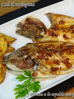 Una foto de Dorada a la espalda con patatas al horno, fácil y deliciosa