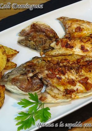 Una foto de Dorada a la espalda con patatas al horno, fácil y deliciosa
